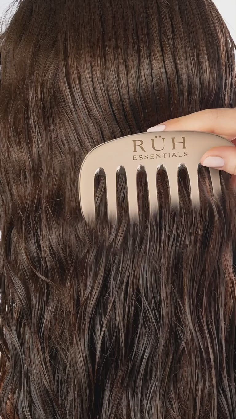 Video of a woman using Kansa Comb on her hair.